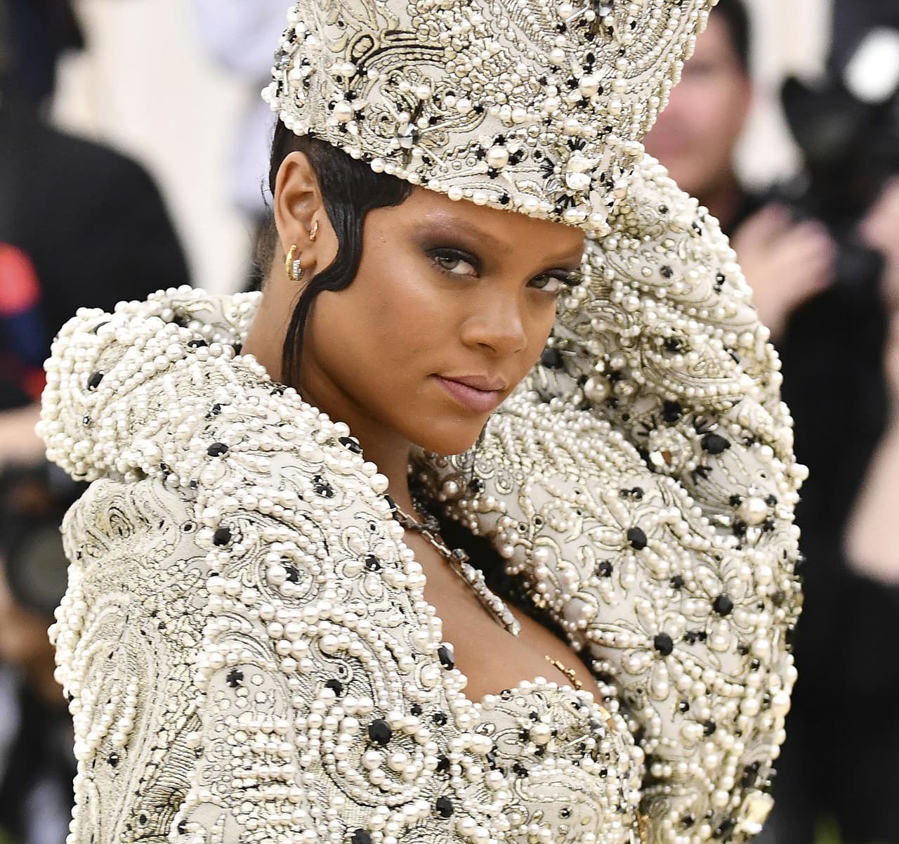 Rihanna se adueña del MET Gala 2018 al aparecer como la 'Suma Pontífice'
