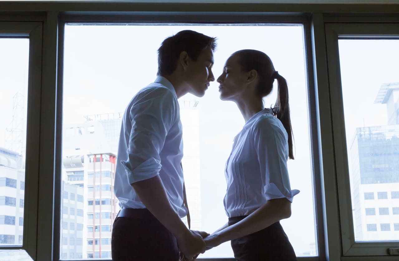 ¿Cómo saber si mi pareja me es infiel en el trabajo?
