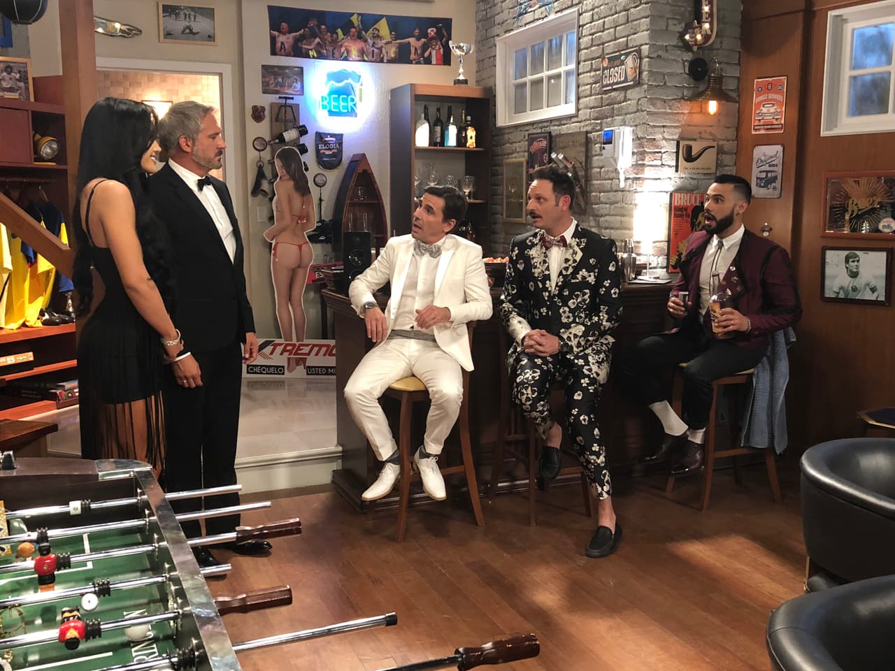 Simón presenta a Lucy como Ifigenia y deja a sus amigos "chotos" boquiabiertos...
