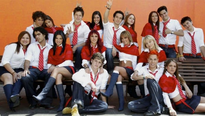 Aunque comenzó su carrera artística desde muy pequeña en telenovelas como 'Locura de amor' (2001) y 'Clase 406' (2003), Cossío alcanzó la fama cuando participó en la telenovela 'Rebelde' de 2004 a 2006.