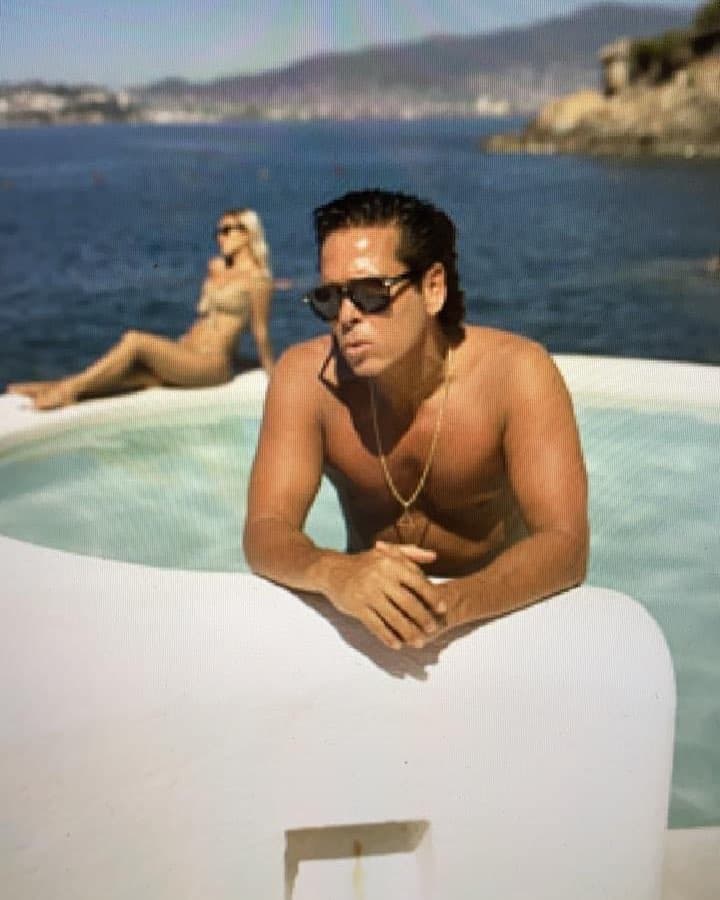 “Alójate en la casa más famosa y exclusiva de la ensenada de Acapulco, usada para diversas filmaciones cinematográficas, reality shows, entre otros", se lee en página.