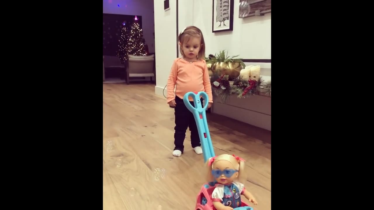 Toda la casa cuenta con pisos de madera, los cuales son más perceptibles en el pasillo principal, que Kailani ha utilizado en múltiples ocasiones como su área favorita para jugar.
