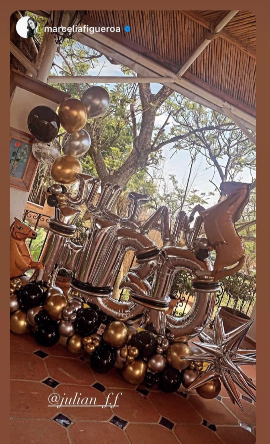Sin embargo, Julián también recibió su propio arreglo de globos al igual que su primogénito. Este fue armado en color plateado, dorado y negro.