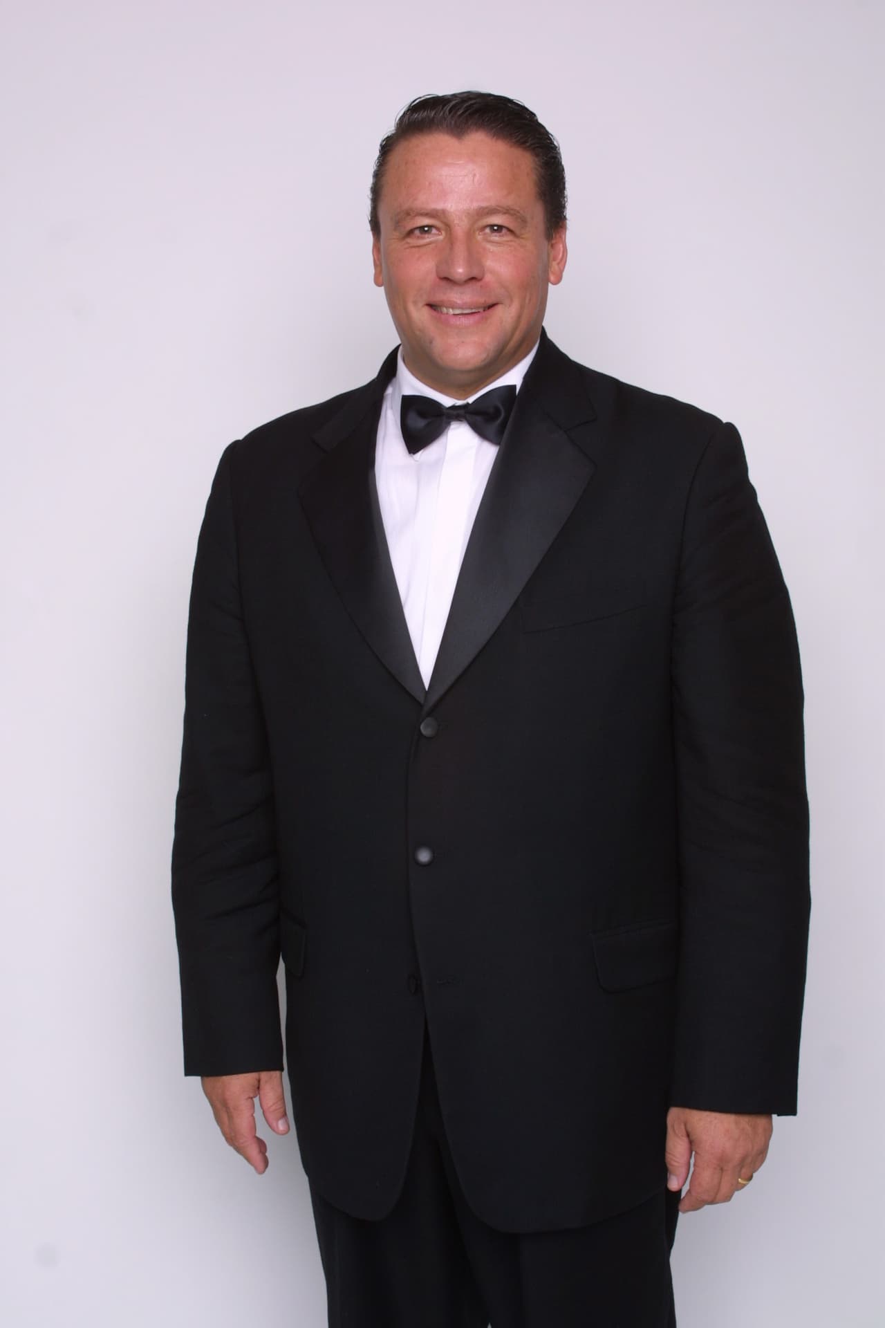 De 1998 a 2002, en lo que fueron en total tres etapas, el actor Alfredo Adame fue el conductor masculino titular de 'Hoy'. No obstante, a partir de la cuarta etapa, en 2003, salió del programa.
