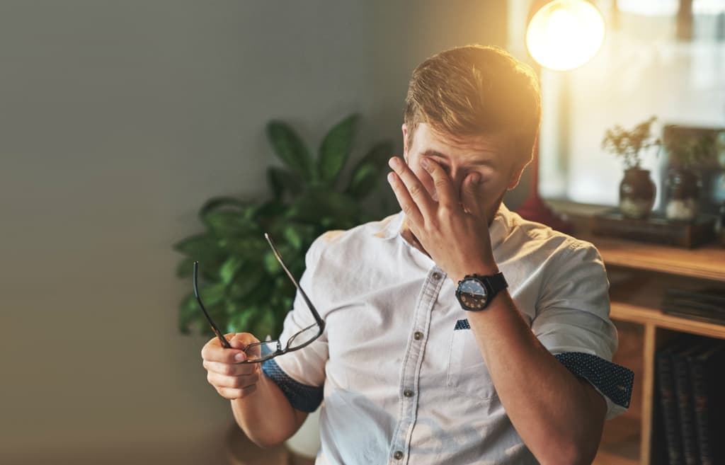 ¿Cuáles son los riesgos de tallarse los ojos?