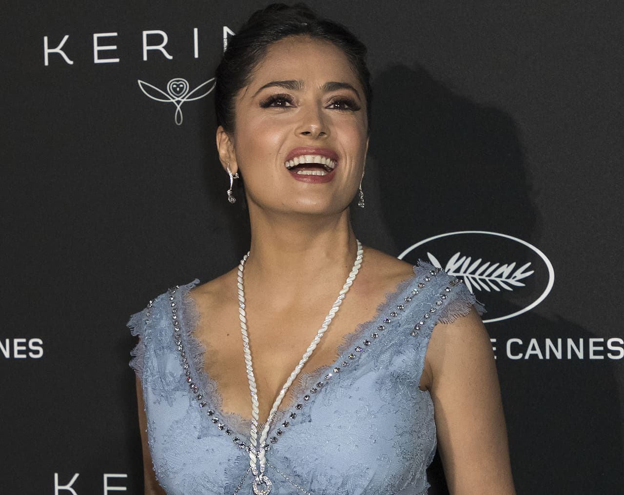 Salma Hayek reaparece como despampanante rubia y desata críticas en la red