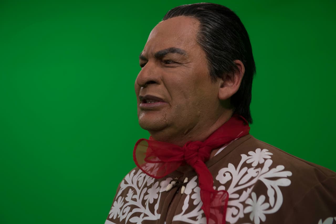 Para que ya no lo confundan con Lupe Esparza, 'El Bronco' se uniformó muy norteño, como para entrar en Los Cadetes de Linares.