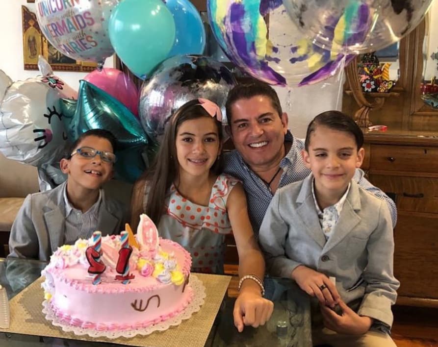 En otro segmento de la entrevista, Patricia destacó que admira a su esposo por su trabajo, pero más en su labor como padre. “Como papá es un hombre entregado, siempre hace tiempo (para su familia). Ahorita, por ejemplo, que tiene trabajo, llega y trata de acostarlos o en la mañana, así que se despiertan a las 6 de la mañana para ir a la escuela, se despierta con ellos”, añadió.