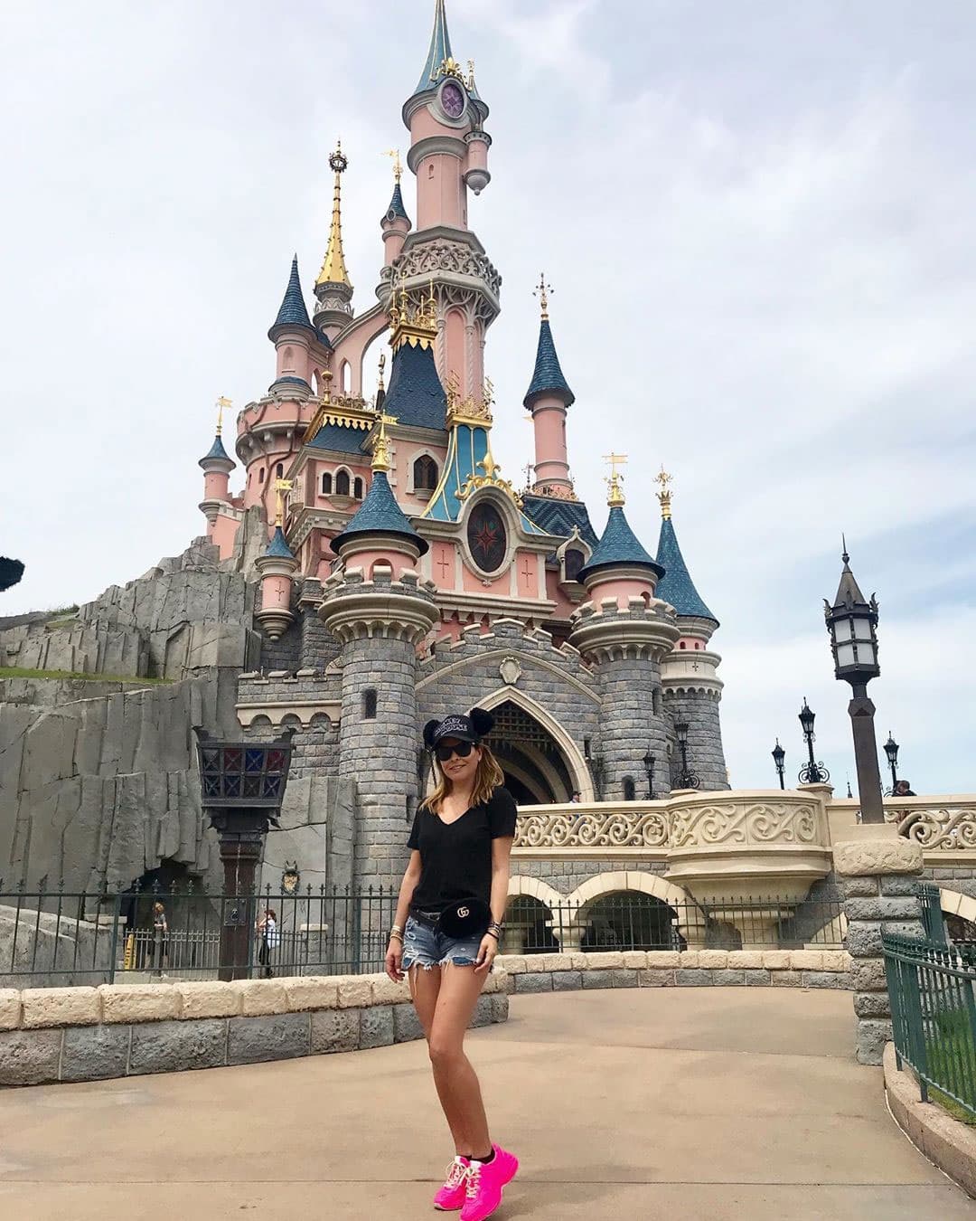 La actriz de ‘Tenías que ser tú’ y ‘Las amazonas’ no perdió la oportunidad de visitar Disneyland, como lo mostró en Instagram, cuya publicación consiguió más de 33 mil likes.