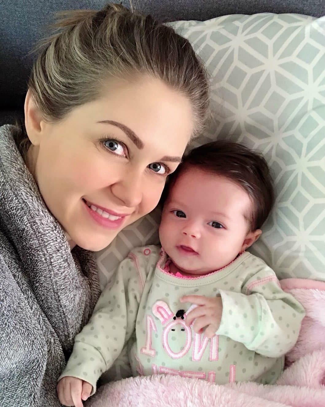 Ingrid Martz celebra con ida al parque los dos primeros meses de su hija