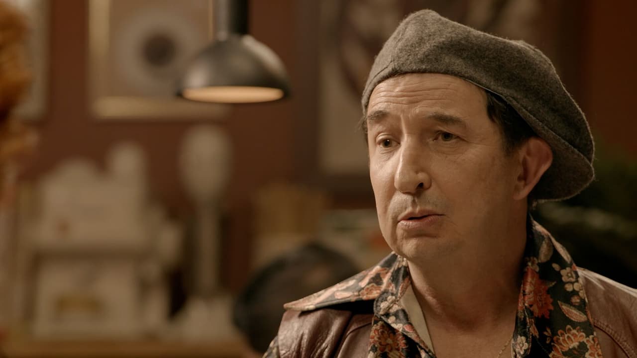 ‘40 y 20’: El Padre Memo renuncia a su vocación para estar con Chío y le lleva serenata