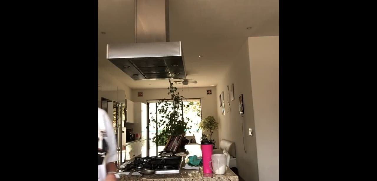 En otra grabación de Instagram, Lety Calderón dejó ver parte de la cocina en la que hay una isla con la estufa.