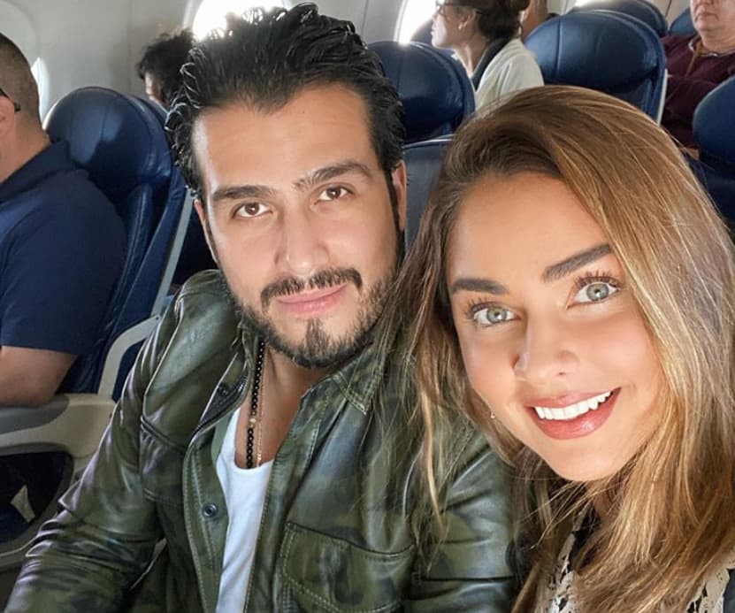 Unos días antes de la boda, Claudia compartió en Instagram una foto junto a su esposo desde el aeropuerto, anunciando que ya estaban en Oaxaca para aclamar su amor en compañía de amigos y seres queridos.