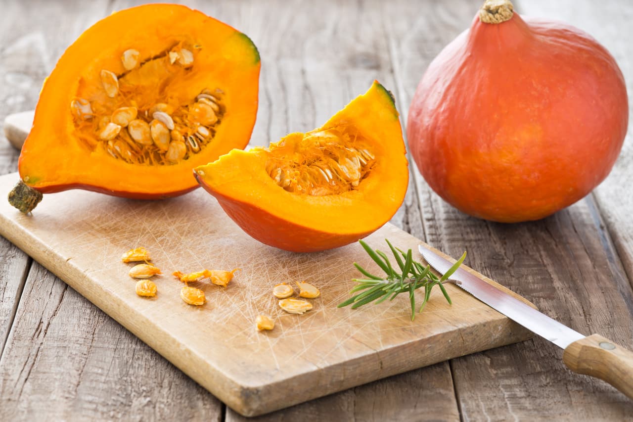 Alimentos con betacaroteno. Este pigmento está presente en alimentos como zanahoria, pimiento rojo, calabaza, camote, naranja, papaya, melocotón y mandarina.