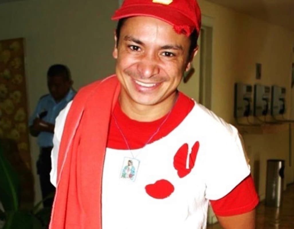 Finalmente, Evelio Arias Ramos, famoso por su personaje de 'Evelio con V chica', estuvo en el programa hasta 2005, para después participar en la telenovela 'Tormenta en el paraíso' en 2007 y 'María de Todos los Ángeles' en el mismo año, aunque su actuación fue proyectada hasta 2009. El actor y comediante falleció el 5 de noviembre de 2008, debido a una falla cardíaca.