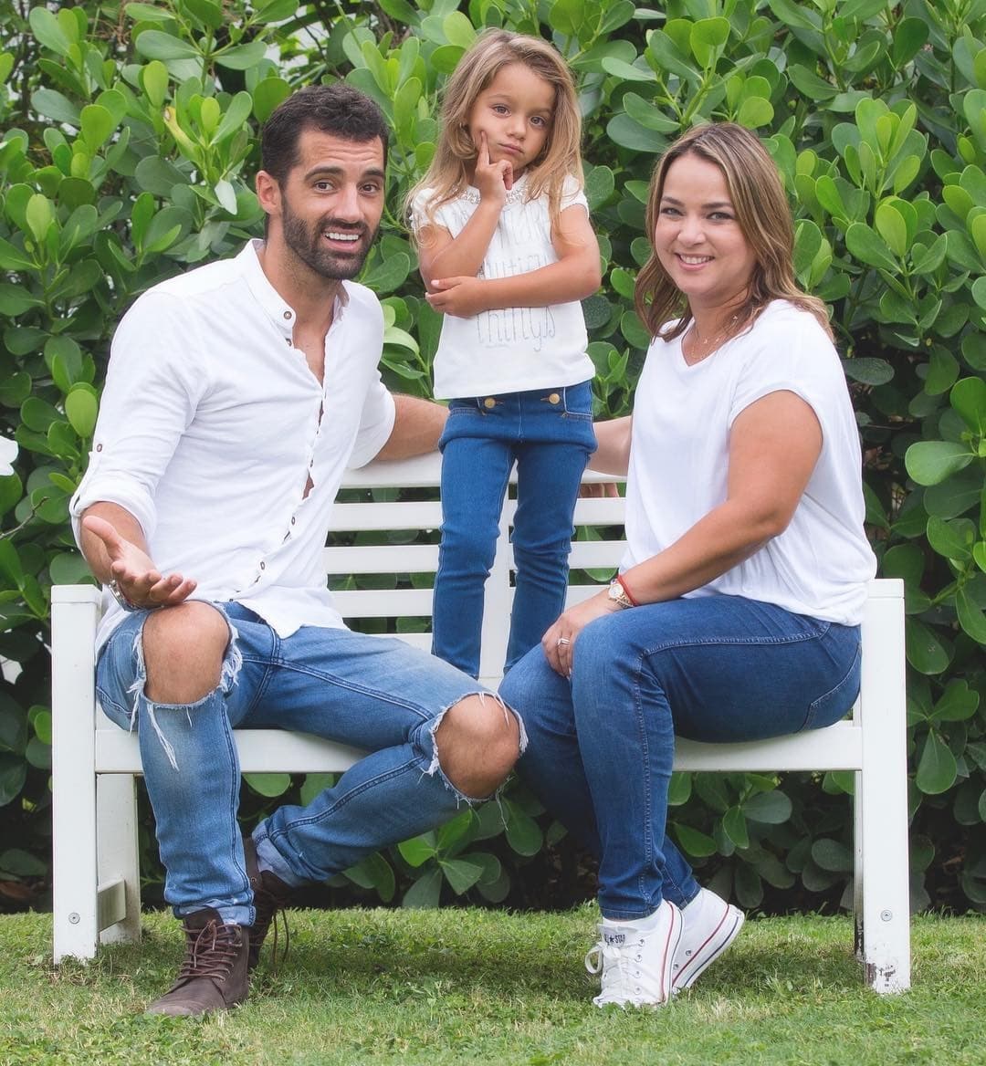 Adamari López en compañía de Alaïa y Toni Costa