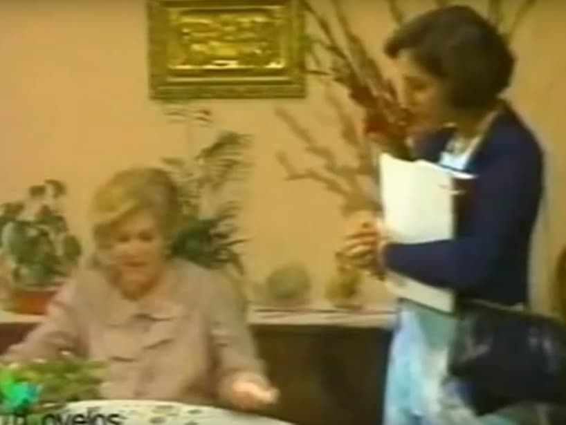 Carmen Montejo encarnó a ‘Doña Esperanza’, la madrina de ‘Leonora’ (Diana Bracho), quienes se mudan a un penthouse, propiedad de la familia Larios, mientras la joven está embarazada.