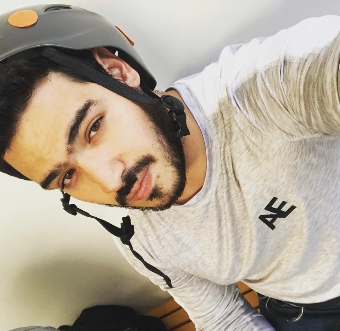 En su cuenta de Instagram se puede apreciar que es un joven deportista que disfruta de diversas disciplinas, como el ciclismo y el futbol americano.