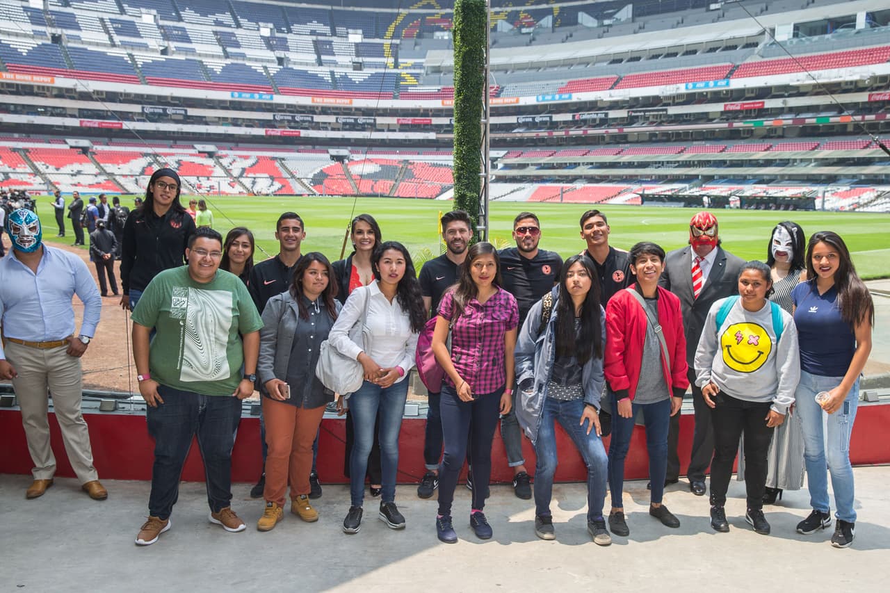 Algunos de los becarios, quienes desde hace meses están vinculados al programa en el que reciben 3 mil 600 pesos mensuales, se tomaron fotos con las celebridades deportivas.