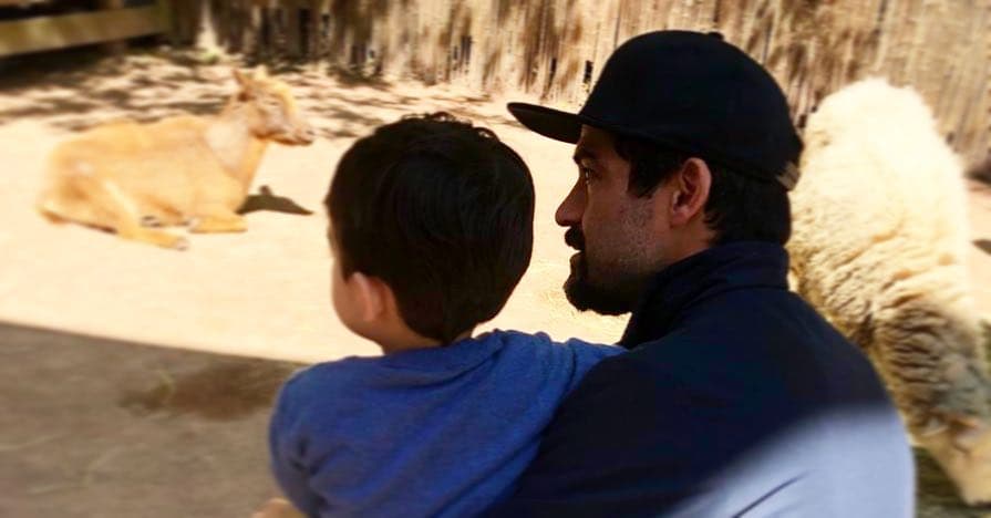 Alfonso Herrera se convirtió en padre en septiembre de 2016 y comparte algunas de sus aventuras con su retoño, solo que prefiere evitar su rostro.