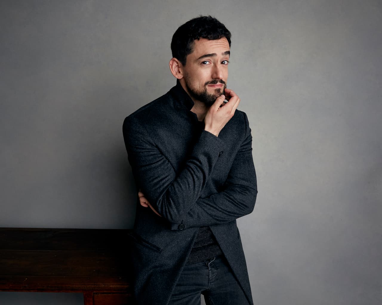 El protagonista de Club de Cuervos y Nosotros los Nobles ha dado el salto a Hollywood gracias a Murder Myster (2019), película en la cual comparte créditos con actores entrañabales de la comedia estadounidense como Adam Sandler y Jennifer Aniston.