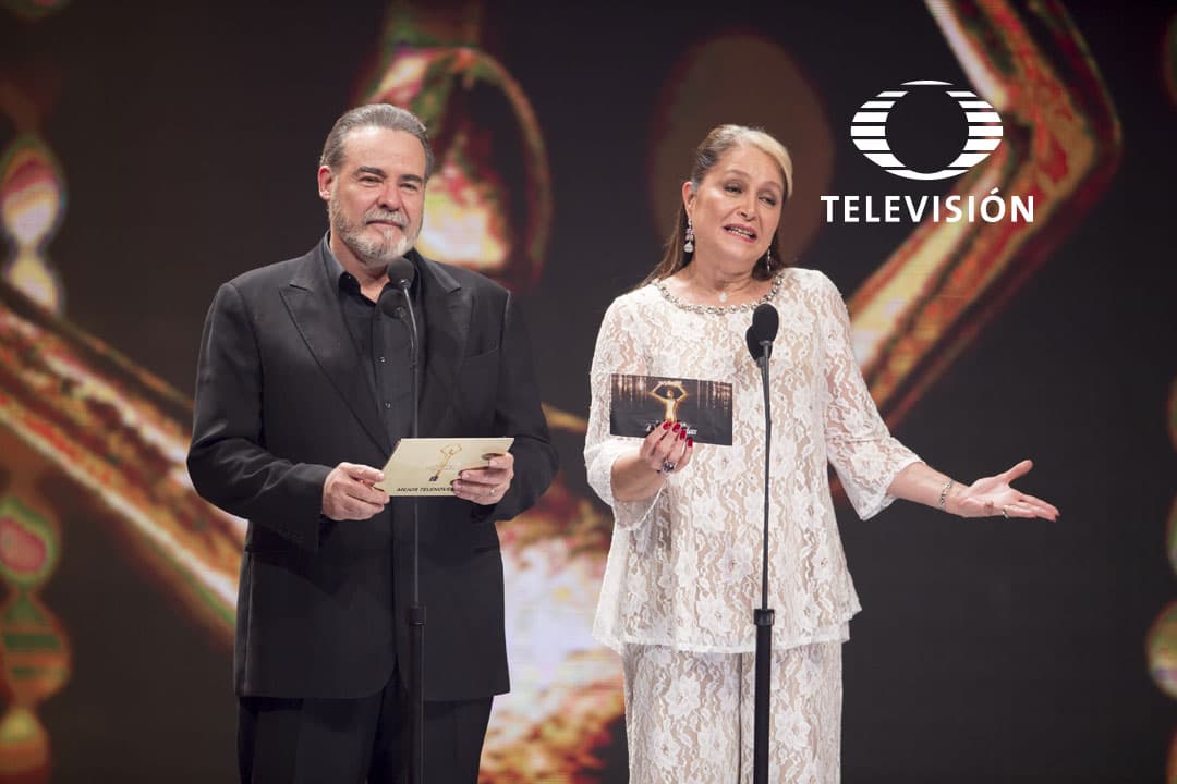 Estos dos primeros actores no podían verse mejor. ¡Brillaron en el escenario!