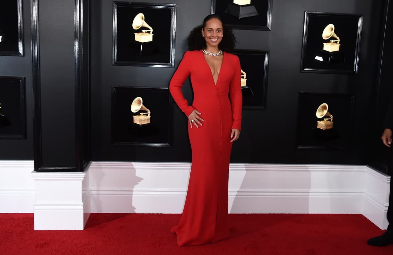 Alicia Keys, quien estuvo a cargo de la conducción de la ceremonia portó un vestido rojo