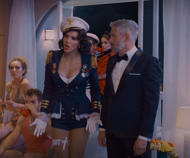 Ifigenia se vistió como la capitana de un crucero en una de las fantasías de Simón.
