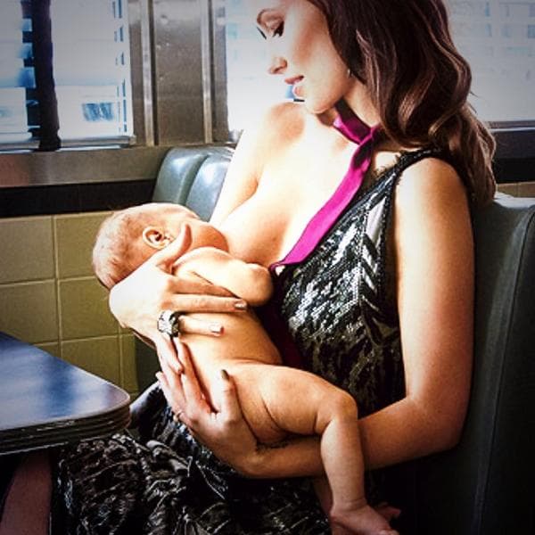 En 2014, Olivia Wilde posó para la revista Glamour, pero fue una sesión distinta, ya que apareció dándole de comer a su hijo Otis. “Amamantar es de lo más natural; siento como si Otis debiera estar siempre en mi pecho”, dijo.