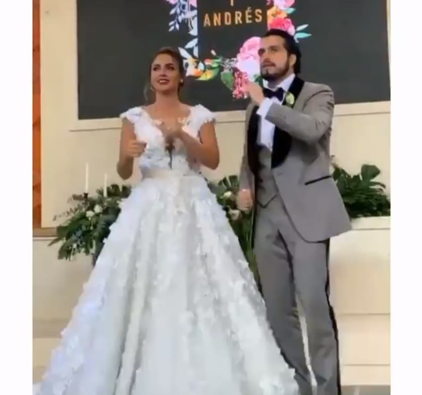 Tras inaugurar la pista con el tema ‘Caminar de tu mano’ de Río Roma ft. Fonseca, Andrés dedicó unas palabras a esposa e invitados: “Que tus hermosos ojos los hereden nuestros hijos. Muchas gracias por estar con nosotros aquí”.