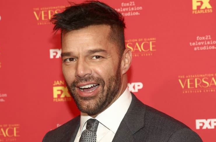 Tunden con críticas a Ricky Martin por posar con penacho en Instagram