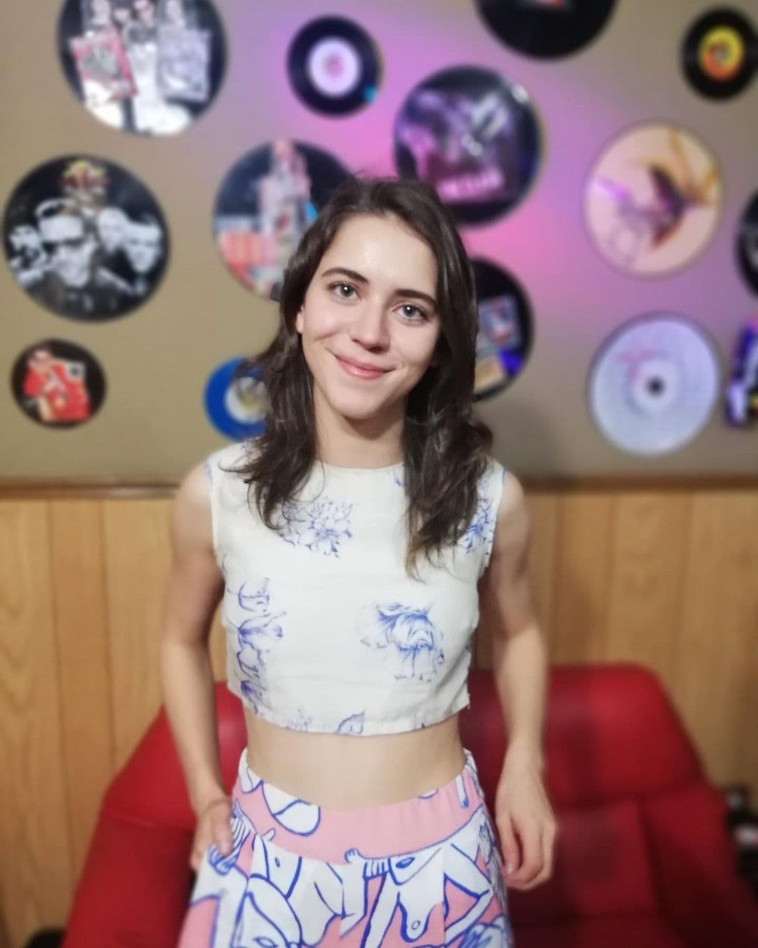 Paralelo a esto, Tessa Ia también incursionó en la música, pues a partir de los 13 años comenzó a componer, lo que la llevó a cantar junto a Los Ángeles Azules en 2016.