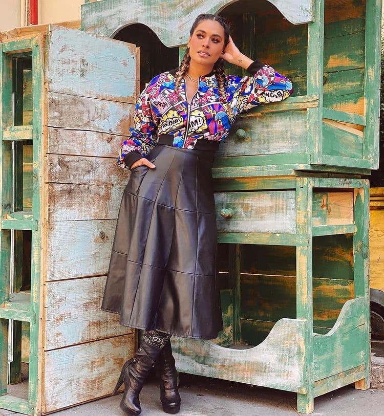 Uno de los outfits que más revuelo causaron en redes sociales, fue el que utilizó en enero pasado; cuando lució una chamarra con motivos de comics con un costo superior a los mil 250 pesos y una falda de piel casi del mismo precio; pero en aquella ocasión lo que atrajo miradas fueron los calcetines de la marca Gucci que portó, que tienen oscilan los tres mil pesos.