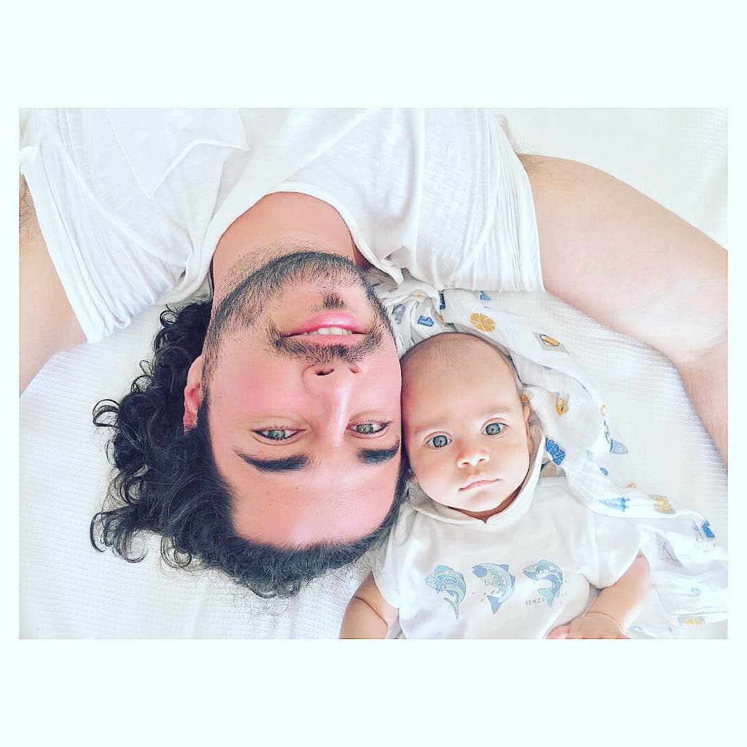 La pareja comenzó a compartir tiernas diapositivas del pequeño en junio de 2017.