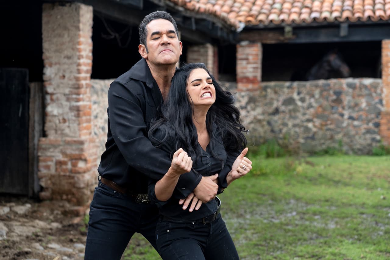 En el desenlace de "La Desalmada", 'Octavio' intenta atacar a 'Fernanda' para abusar de ella otra vez; ella trata de ponerlo en su lugar.