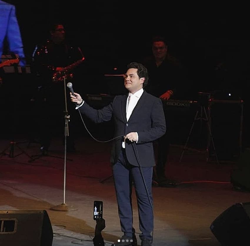 Además, compartió que se le entregó un citatorio a Manuel José para presentarse ante la Fiscalia General de Justicia de la Ciudad de México el pasado 17 de febrero, a la cual no asistió, ya que, según Notimex, las versiones de su ausencia giraron en torno a que el cantante estaba descansando tras su presentación en el Teatro Metropólitan la noche del 16 de febrero.