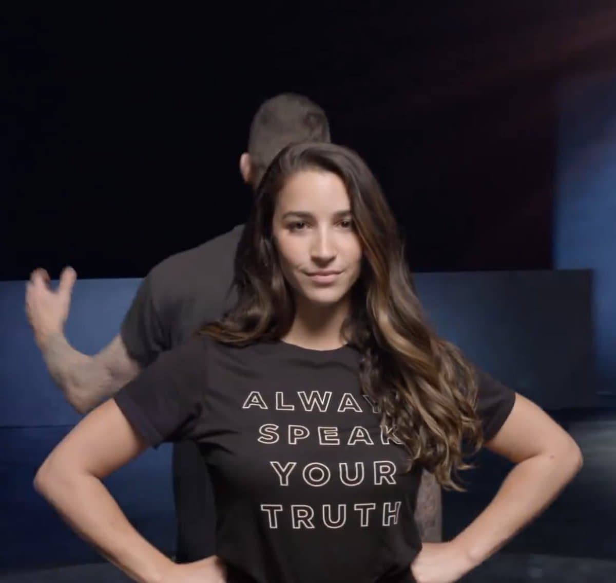 La gimnasta Aly Raisman en el nuevo video de Maroon 5