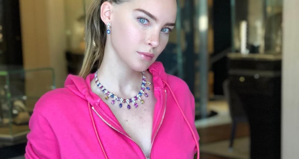 Belinda posa en portada de revista con look masculino