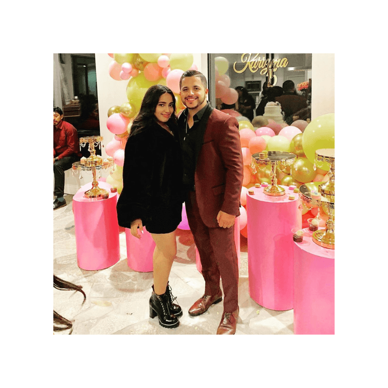 El cantante Jesús Mendoza, pareja de Mayeli, le deseo muchas felicidades, además, de acompañarlas en esta noche tan especial.