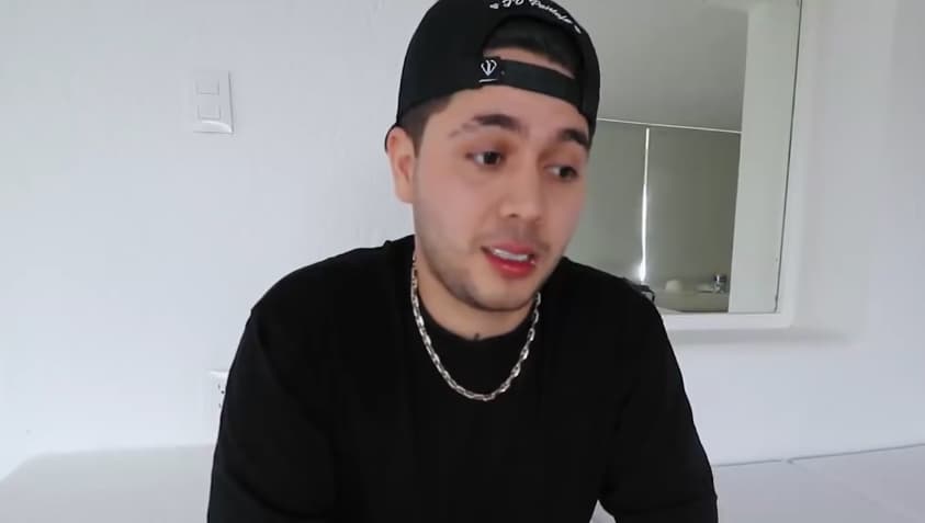 Al principio, Juan de Dios aseguró que no tenía idea de lo que Lizbeth hablaba, por ello la joven compartió una serie de imágenes, capturas de pantalla y videos comprometedores que presuntamente demuestran las infidelidades, motivo que orilló al youtuber a dar una respuesta. “Quiero disculparme públicamente con mi mujer, con toda mi familia y mis seguidores. Sinceramente no pensé que vieran esas imágenes tan desagradables de mí. No quiero justificar lo que hice, pero es fácil darse cuenta que esas imágenes son de hace muchos años, era un adolescente, ahorita tengo 24 años y una hija”, continuó.