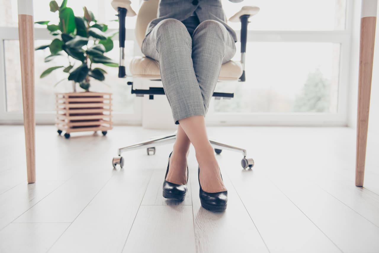1. Trata de mover los pies aunque estés sentado, solo así quemarás calorías.