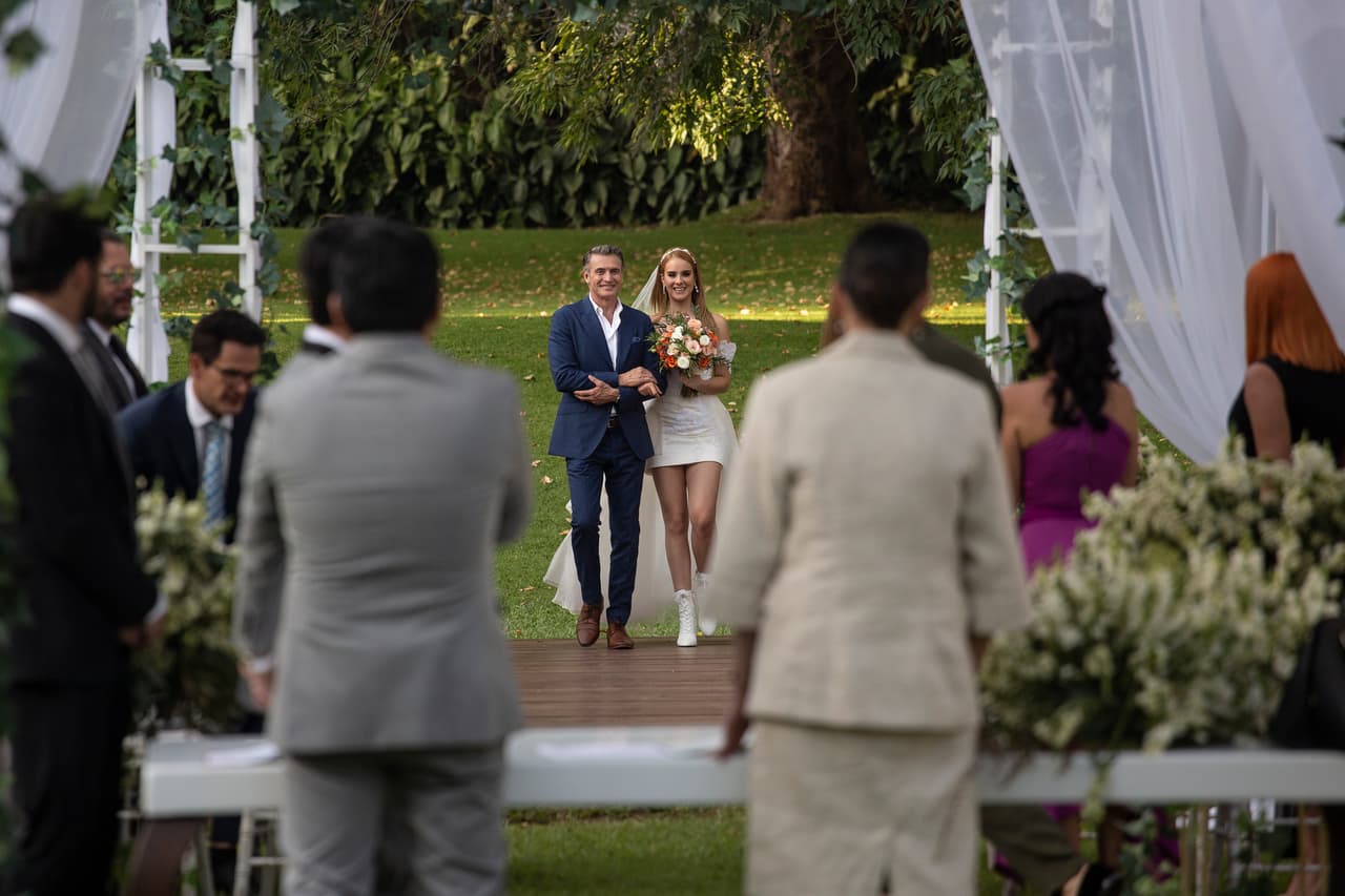 Todos los invitados se pusieron de pie para recibir a la novia.