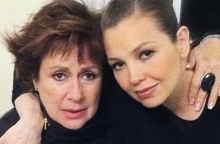 Thalía acudió a la misa de 100 años de su abuela en casa de Laura Zapata