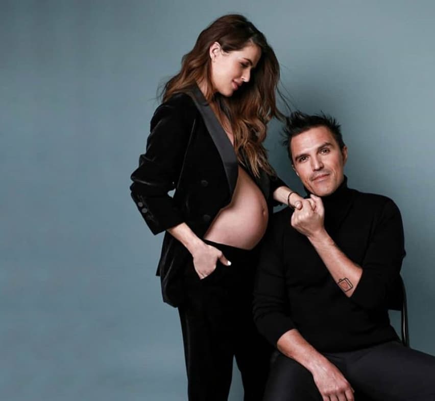 El pasado 19 de noviembre, Claudia y Billy realizaron una sesión de fotos para celebrar sus 8 años juntos y 3 de casados, dedicándose tiernos mensajes en las redes sociales. “Hoy, a pocas semanas de que llegue nuestro baby, tengo mucha gratitud con Dios por darnos a las dos al mejor hombre que pudimos pedirle a la vida y tengo toda la certeza en nuestro capacidad para seguir creciendo juntos por todo lo que dure nuestra luz en este mundo”, expresó la actriz.