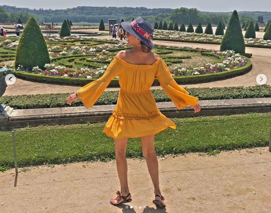 Ingrid usó un vestido amarillo, con mangas amplias que dejaba al descubierto sus hombros, de La Esquina Azul, para recorrer el palacio de Versalles.