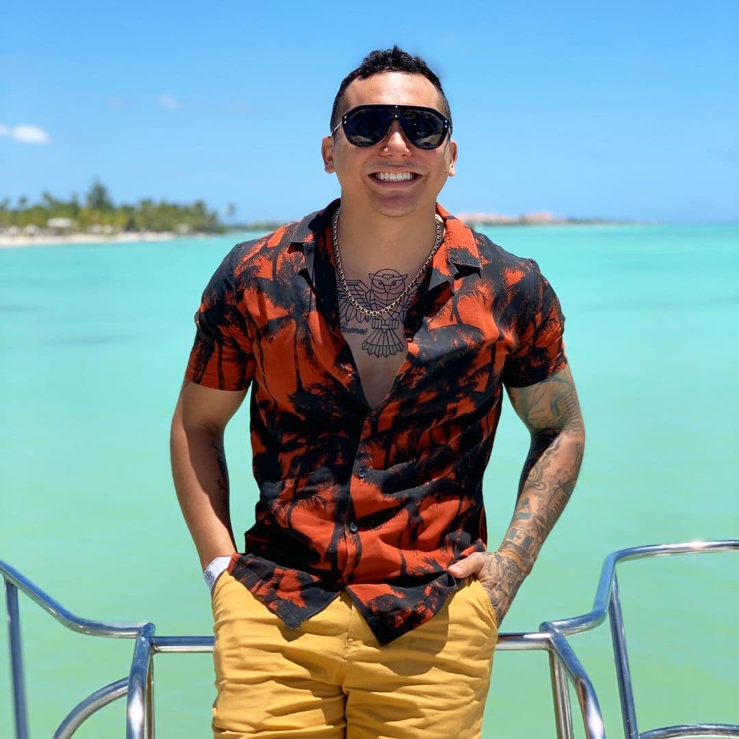 Edwin Luna publica fotos de su abdomen marcado y desata debate en redes sociales