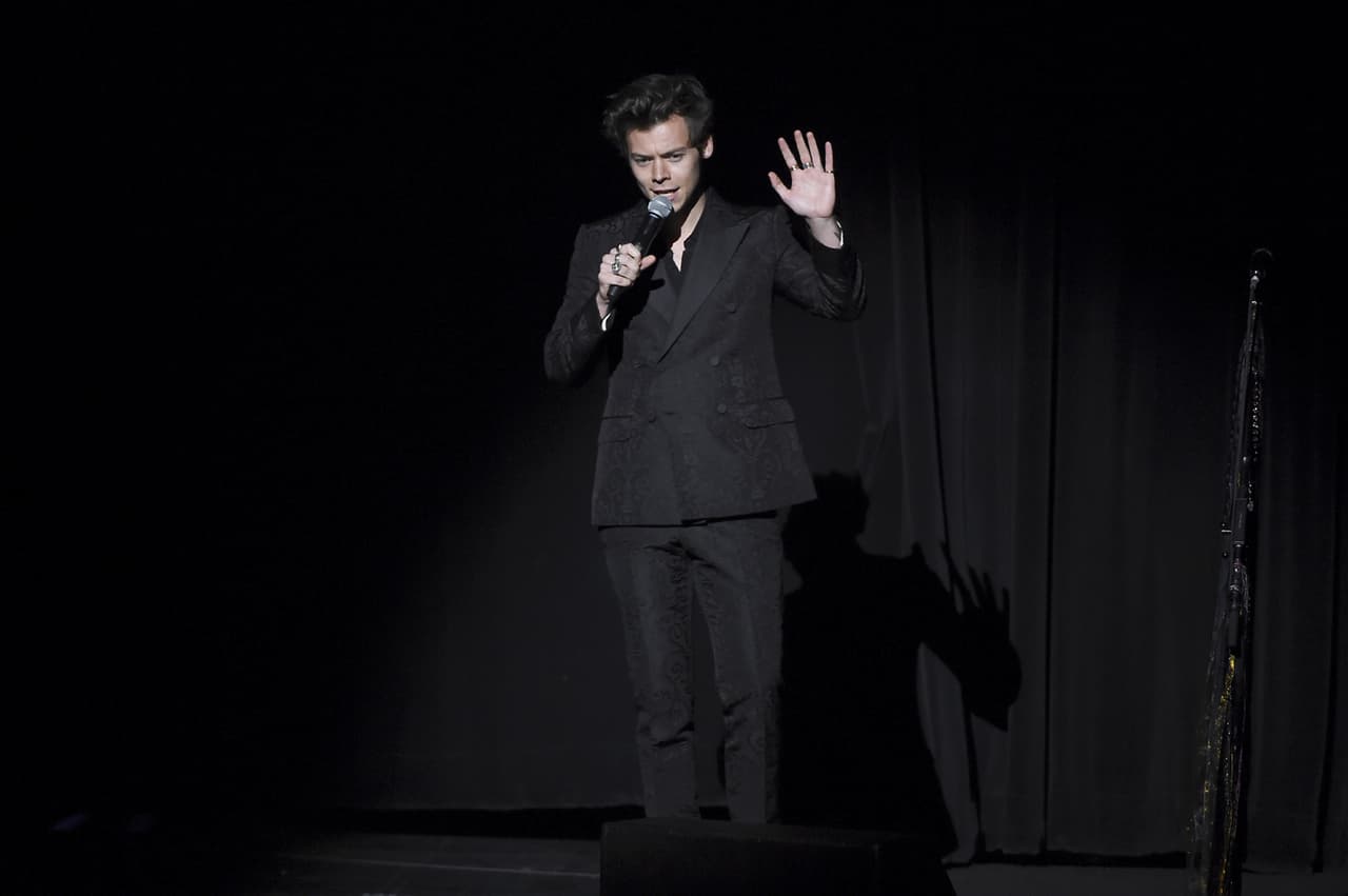 Fans especulan sobre bisexualidad de Harry Styles por su nueva canción