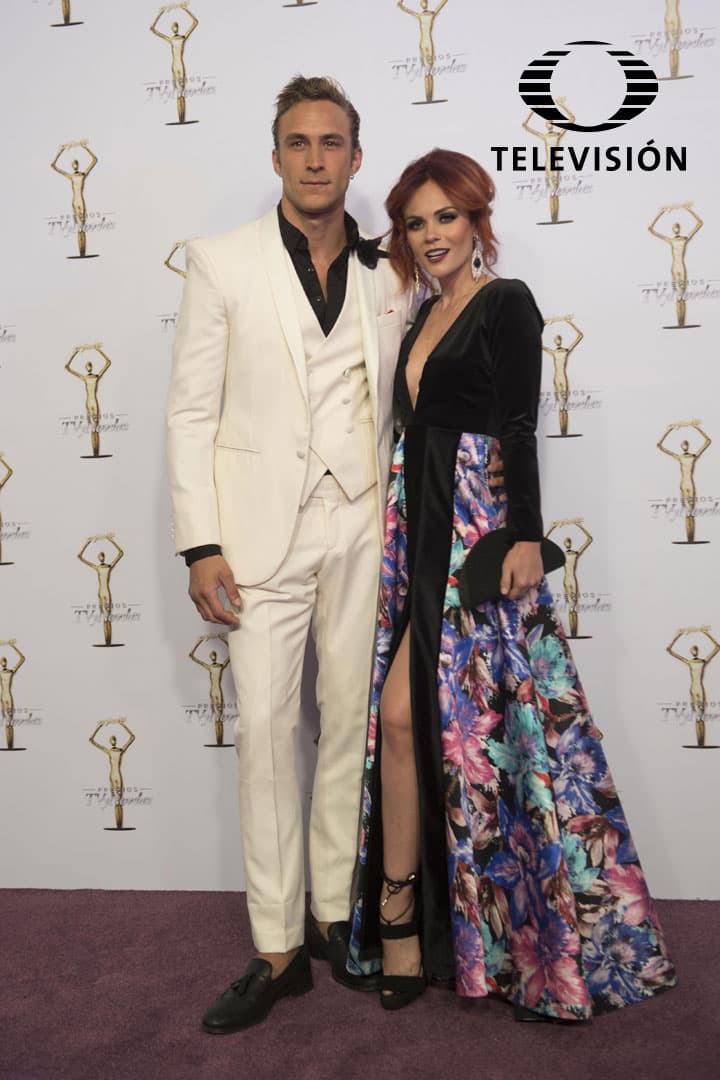 Laura Carmine lució radiante junto a su guapo novio.