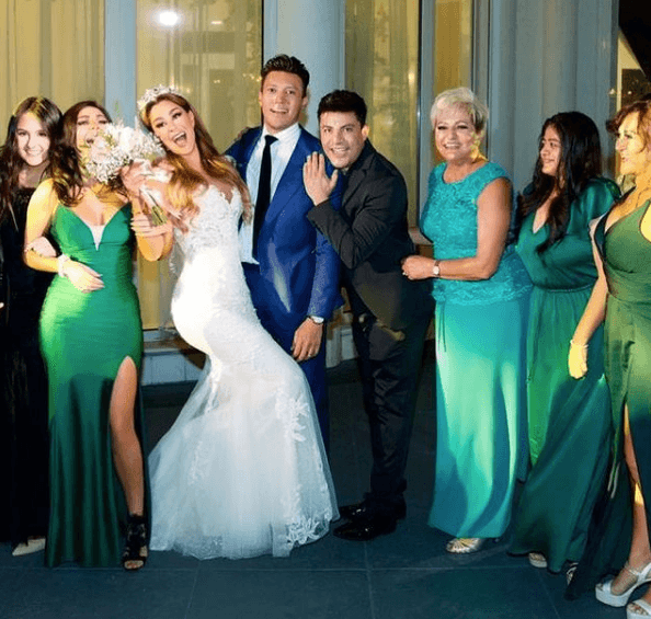 La boda de Ninel con Larry Ramos en plena pandemiaEn medio del pleito legal con Giovanni y tras 8 meses de relación, Ninel Conde anunció que se casaría con el empresario colombiano Larry Ramos, quien enfrenta un juicio en Estados Unidos por supuesto fraude millonario. La boda realizada el 28 de octubre presentó algunos contratiempos por no contar con las medidas de sanidad necesarias.