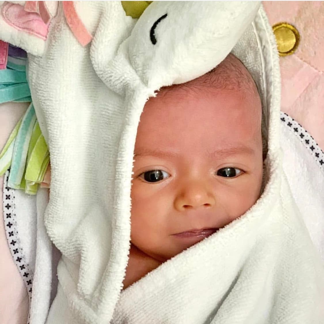 La primera imagen en donde Kira se pudo ver enfundada en un atuendo con motivo animal, fue el pasado 9 de febrero, cuando la pequeña apareció en la cuenta oficial de Instagram de su mamá con una tierna batita de baño de unicornio.